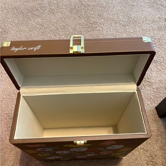 Taylor Swift Surprise Piano Vinyl Case - Picture 4 of 4